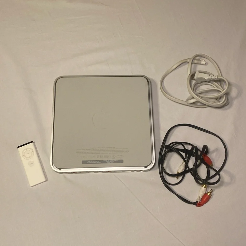 Apple TV White 1st Generation Model A1218 Streamer w/ Remote, Charging Cord EUC